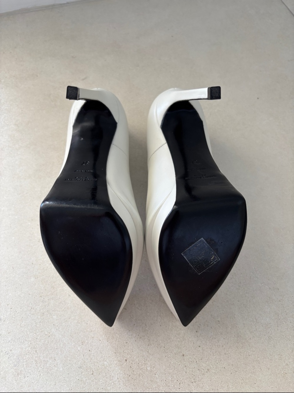 Saint Laurent White Pointed Toe Leather Pumps with Black Insole - Picture 5 of 6